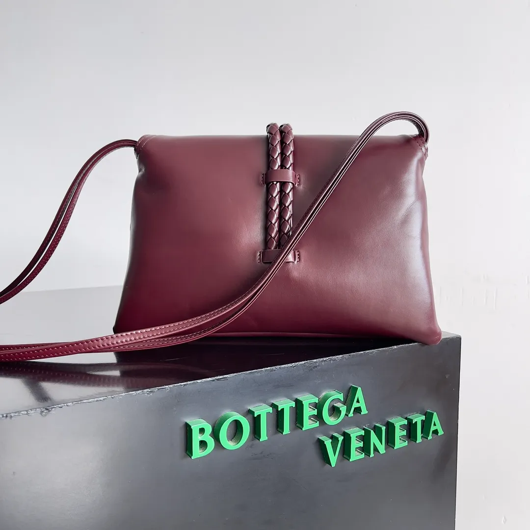 Batch 1520 Inspired by the 1970s, the Bottega Veneta women's logo shoulder bag has a smooth leather surface that brings a clean and handsome feel, just like the neatness and tenacity of a working woman. The front buckle has high-quality hardware pendant body, the overall retro elegance, and the excellent leather feels soft. This Bottega Veneta series can be described as beautiful, weakening the complexity of the outfit, not competing for it, and only using the best quality to interpret itself. Style number: 806030 (small size) Size: 27*16*6cm